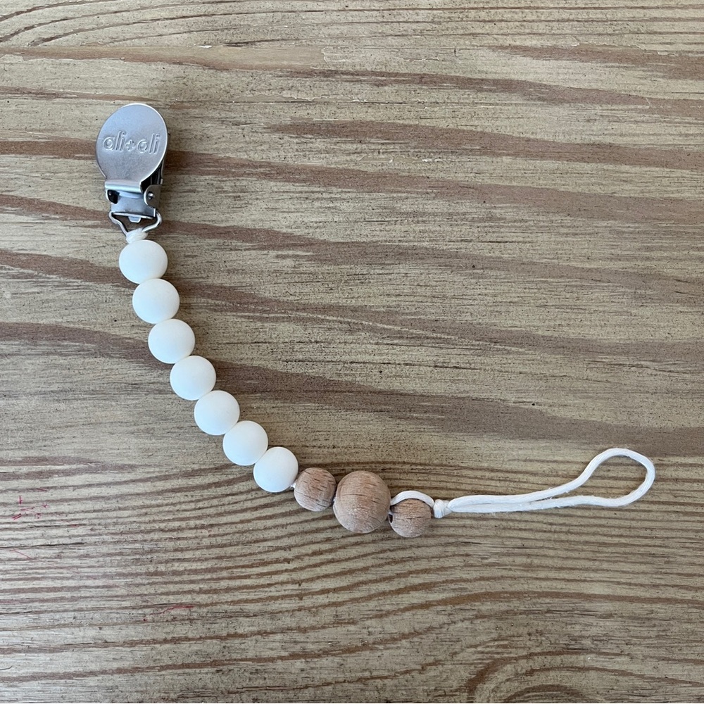 Ali+Oli Pacifier Clip (White Wood)